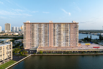 Winston Towers 200 in Sunny Isles Beach, FL - Building Photo - Building Photo