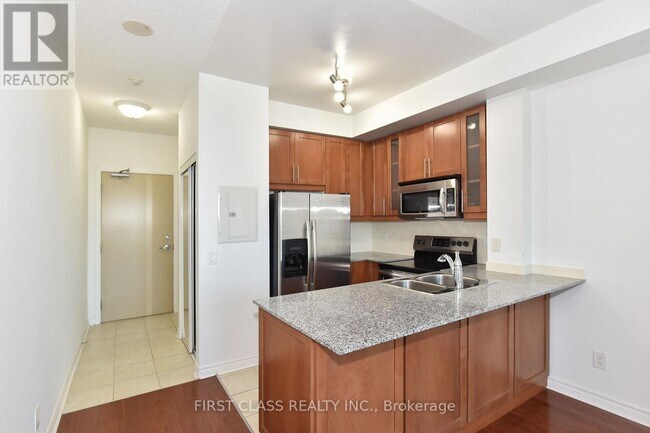 18 Holmes Ave in Toronto, ON - Building Photo - Building Photo