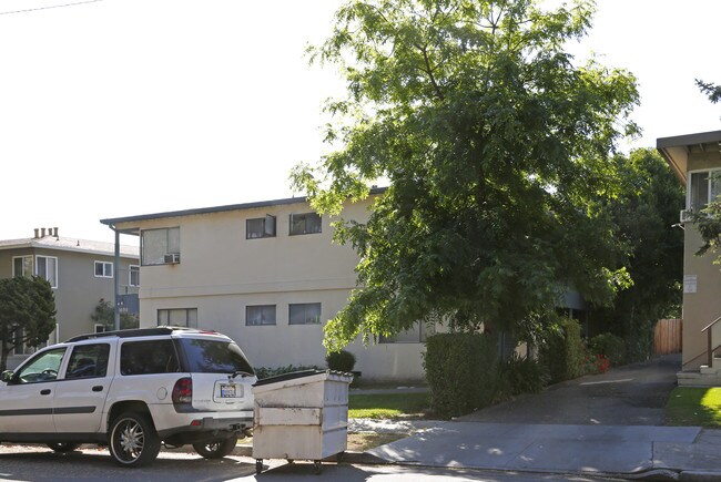 1690 Davis St in San Jose, CA - Foto de edificio - Building Photo