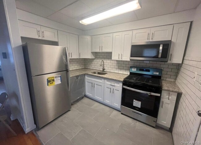 63 Madison Ave in Westbury, NY - Building Photo - Building Photo