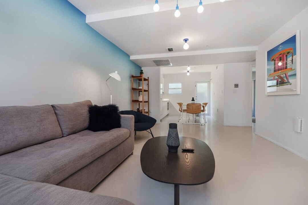 250 Collins Ave in Miami Beach, FL - Building Photo
