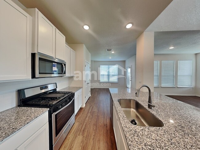 2708 Geronimo Creek in New Braunfels, TX - Foto de edificio - Building Photo