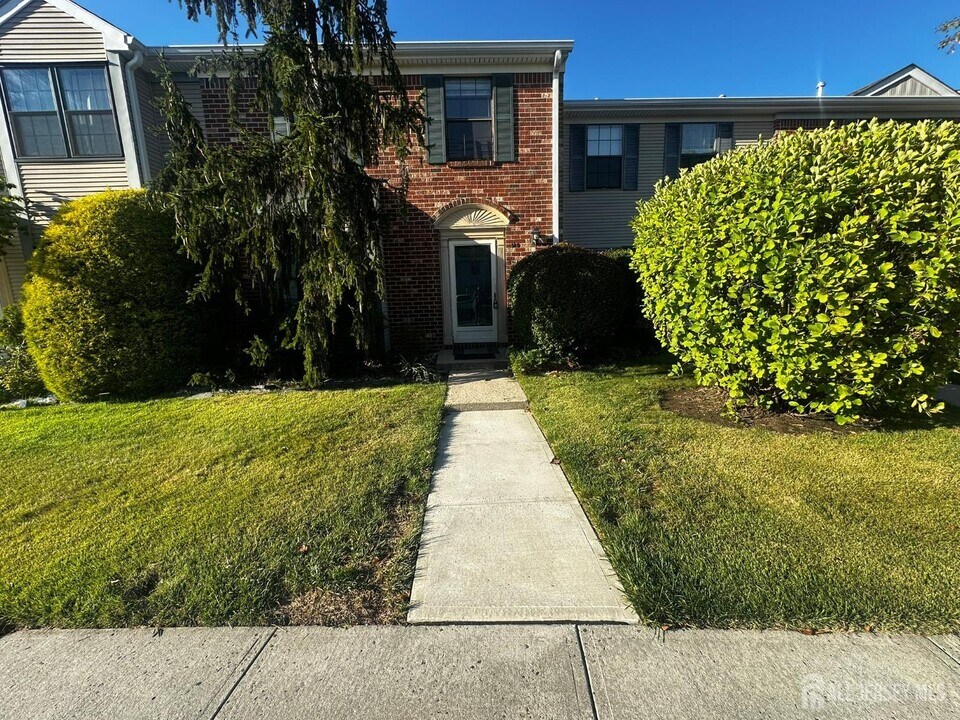 365 Bromley Pl in East Brunswick, NJ - Building Photo