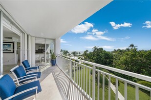 609 Ocean Dr in Key Biscayne, FL - Foto de edificio - Building Photo