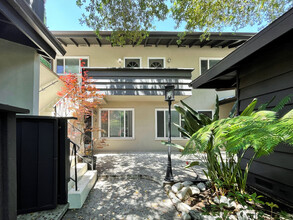 1317 Holliston Ave in Pasadena, CA - Foto de edificio - Building Photo