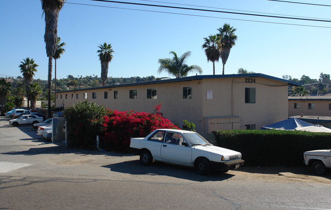 2224 Primrose Ave in Vista, CA - Foto de edificio - Building Photo