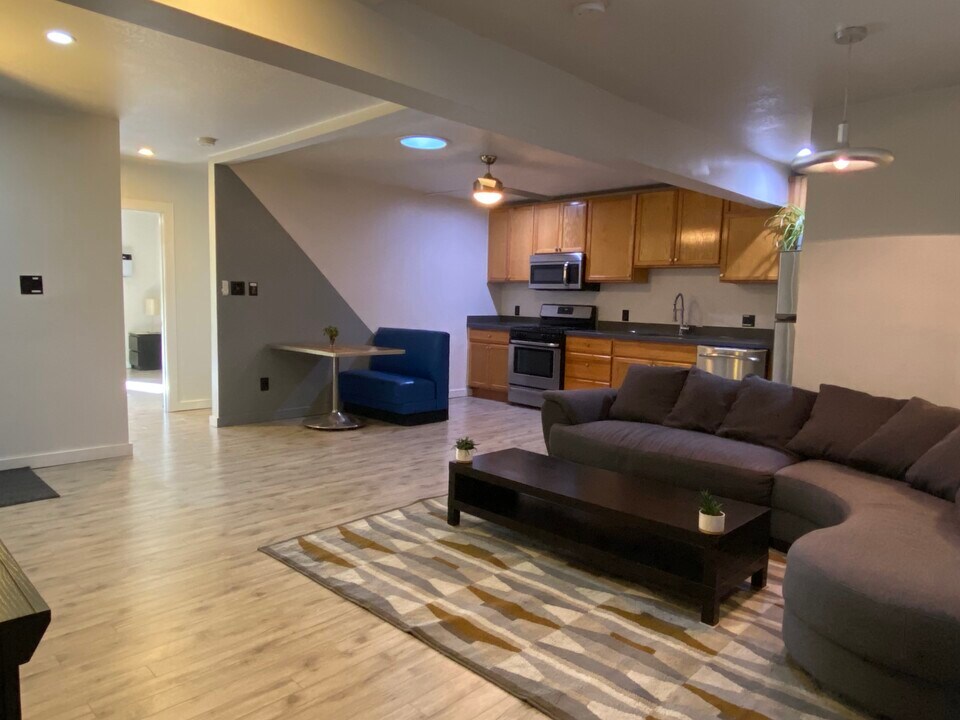 1043 Sanborn Ave in Los Angeles, CA - Foto de edificio