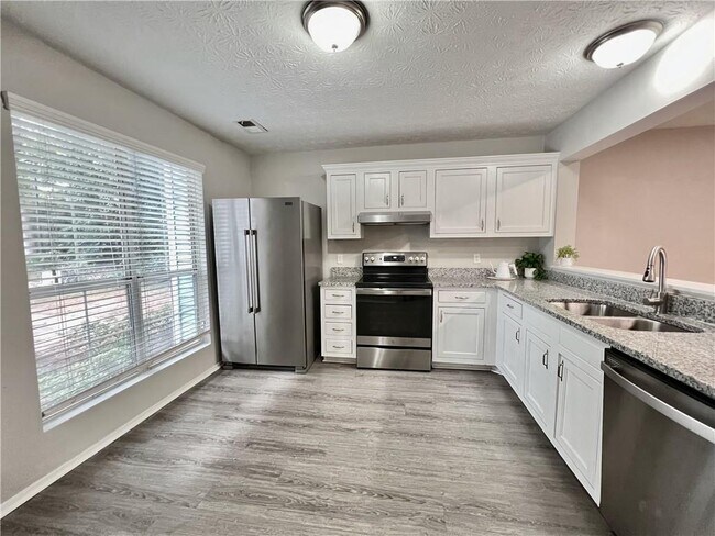 1502 Queen Anne Ct in Atlanta, GA - Building Photo - Building Photo