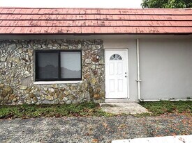 7635 SW 10th St in North Lauderdale, FL - Building Photo