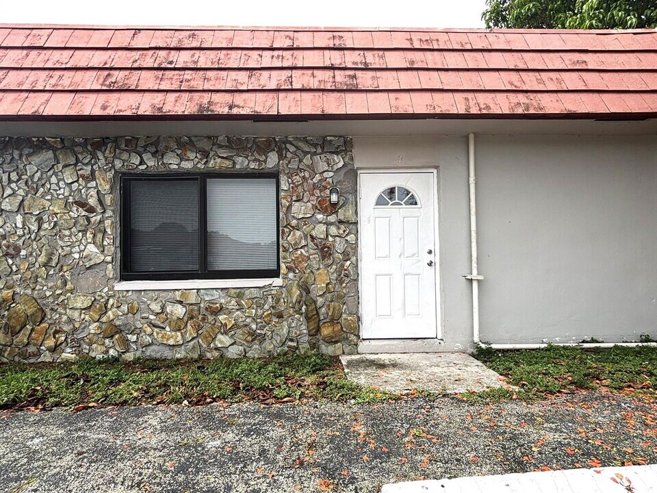 7635 SW 10th St in North Lauderdale, FL - Building Photo