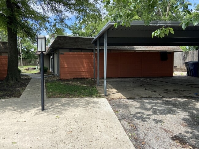 5305 E 32nd Pl in Tulsa, OK - Foto de edificio - Building Photo