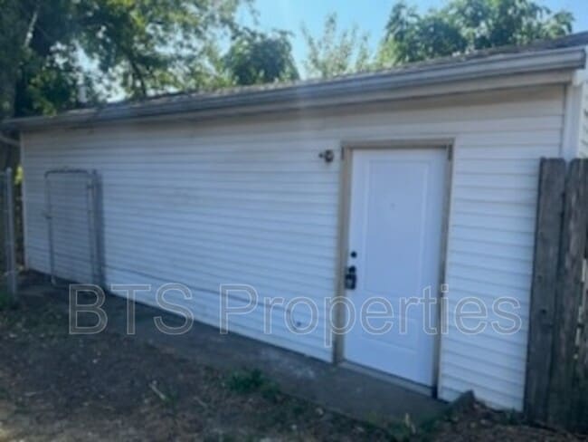 property at 1221 E Moneta Ave