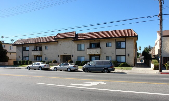 Kester in Van Nuys, CA - Foto de edificio - Building Photo