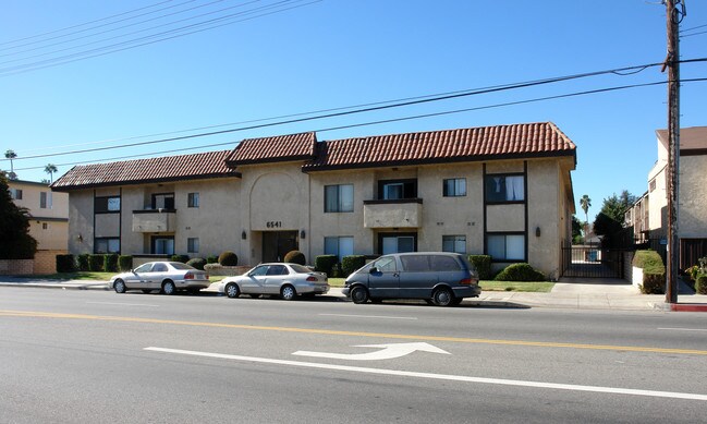 Kester in Van Nuys, CA - Building Photo - Building Photo