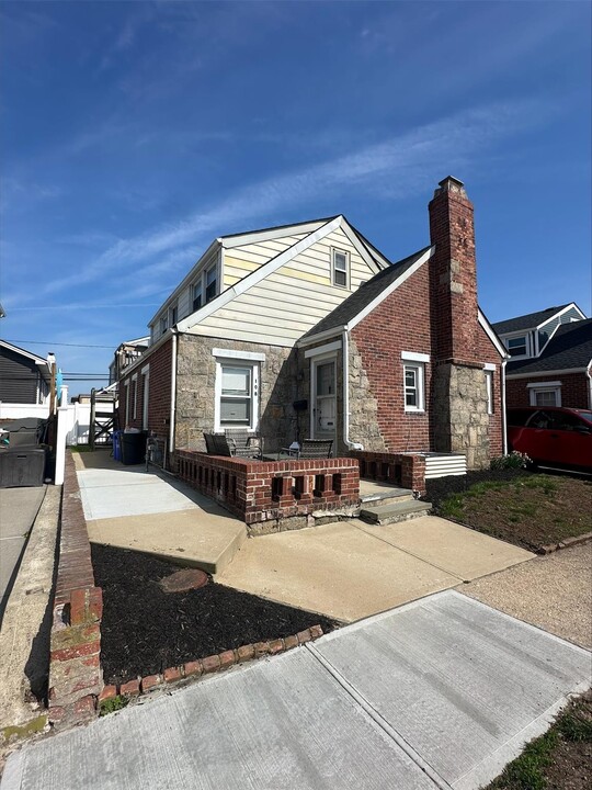 108 Atlantic Ave in Long Beach, NY - Building Photo