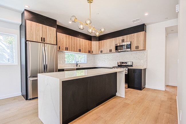 13256 Kling St in Sherman Oaks, CA - Foto de edificio - Building Photo
