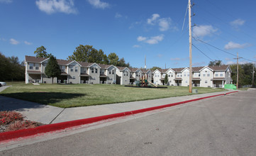 Curtis Homes in Topeka, KS - Foto de edificio - Building Photo