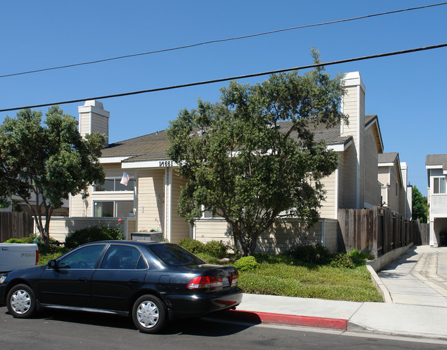 16661 Dolores St in Huntington Beach, CA - Foto de edificio - Building Photo