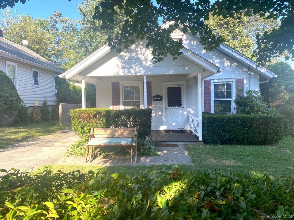 46 Hemlock Ave in Huntington, NY - Building Photo