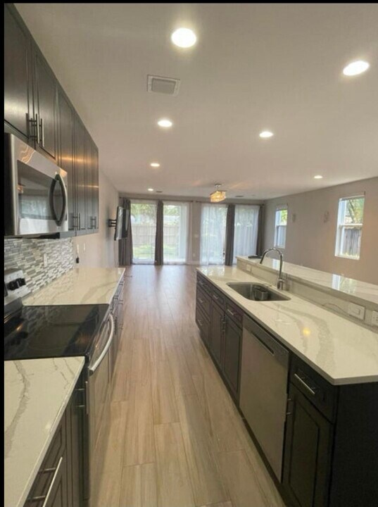 619 SW 17th St in Fort Lauderdale, FL - Building Photo