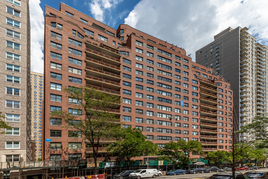 East River House in New York, NY - Building Photo