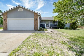 8629 Eagle's Landing Cir in Manhattan, KS - Building Photo - Building Photo