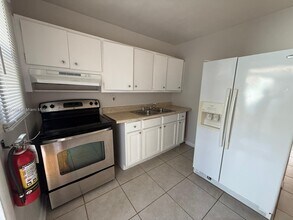 520 W Blue Heron Blvd in Riviera Beach, FL - Building Photo - Building Photo