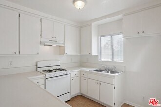 5429 Troost Ave in Los Angeles, CA - Building Photo - Building Photo