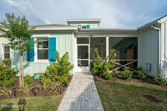 375 Latitude Dr in Daytona Beach, FL - Foto de edificio - Building Photo