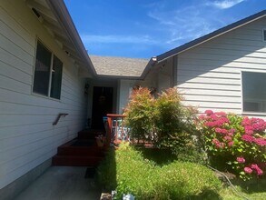 149 Carrin Layne Ct in Roseburg, OR - Building Photo - Building Photo