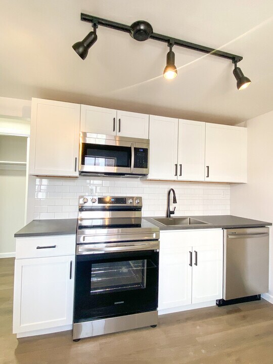 8 E Sycamore St in Pittsburgh, PA - Building Photo