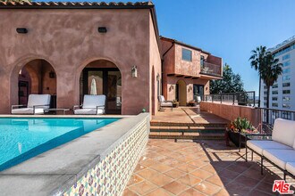 8425 W Sunset Blvd in Los Angeles, CA - Building Photo - Building Photo