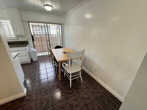 1126 W 37th Pl, Unit 1 in Los Angeles, CA - Foto de edificio - Building Photo