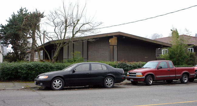 Robertson Apartments in Seattle, WA - Building Photo - Building Photo