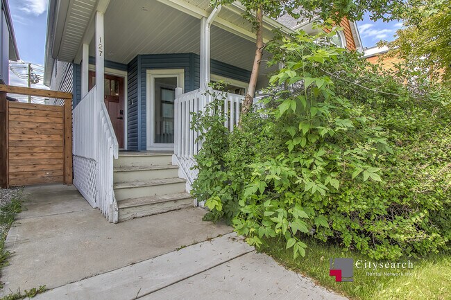 127-38a 38a Ave SW in Calgary, AB - Building Photo - Building Photo