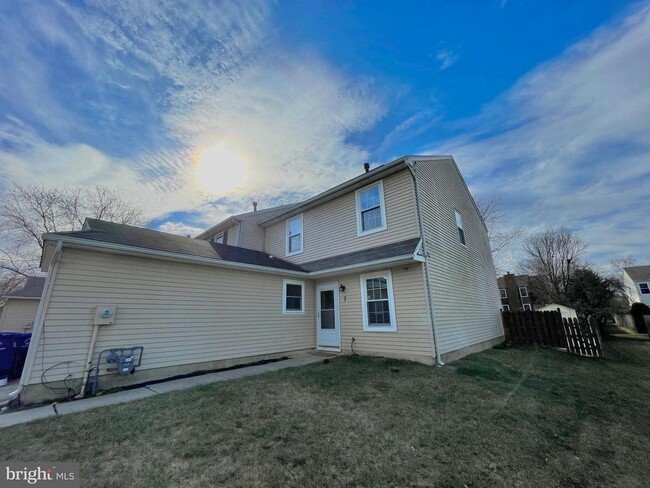 property at 7 N Hill Dr