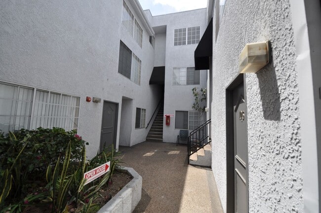 11416 Albers St, Unit 105 in Los Angeles, CA - Foto de edificio - Building Photo