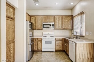 10230 Lupine Meadow Dr in Las Vegas, NV - Building Photo - Building Photo