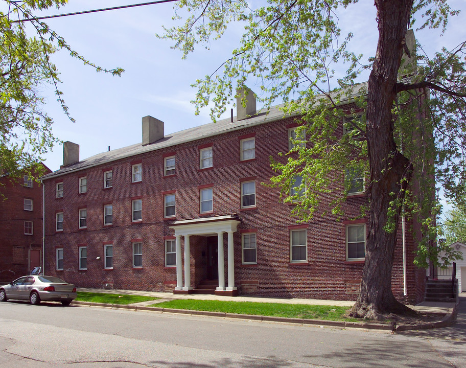 16 Dwight St in Chicopee, MA - Foto de edificio