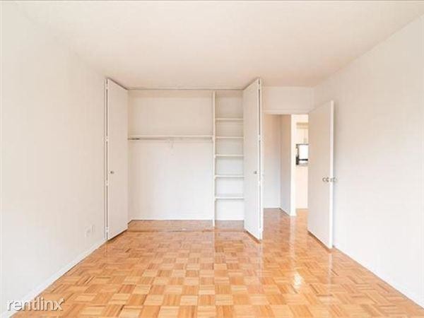 220 E 72nd St-Unit -11C in New York, NY - Building Photo - Building Photo