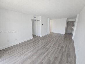 8101 Crespi Blvd in Miami Beach, FL - Building Photo - Building Photo