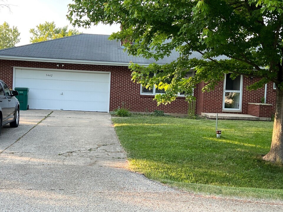 3442 Atlantic Ave in Gurnee, IL - Building Photo