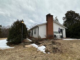 1135 Round Hill Dr in Charlottesville, VA - Building Photo