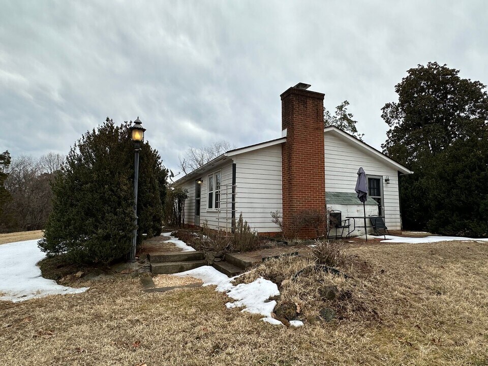 1135 Round Hill Dr in Charlottesville, VA - Building Photo