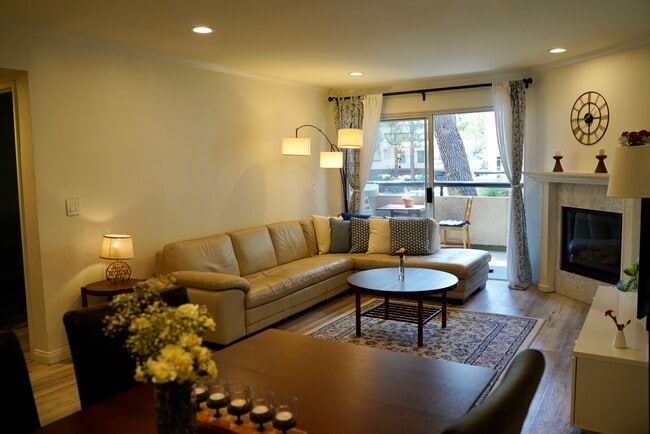 21500 Burbank Blvd, Unit 113 in Woodland Hills, CA - Foto de edificio - Building Photo