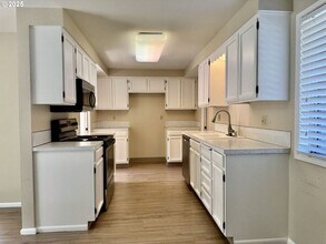 11720 SW Ridgeview Terrace in Beaverton, OR - Foto de edificio - Building Photo