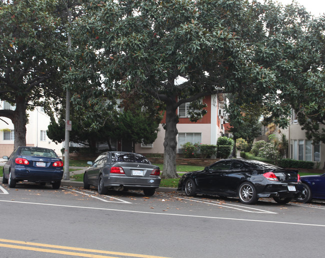 1752 Winona Blvd in Los Angeles, CA - Foto de edificio - Building Photo