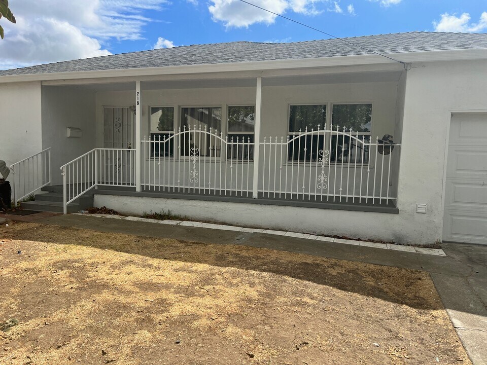 215 Odessa Ave in Pittsburg, CA - Building Photo