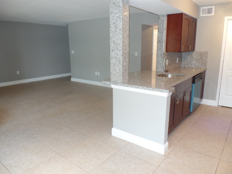 2341 NW 33rd St in Oakland Park, FL - Building Photo