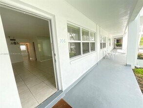 419 Golden Isles Dr in Hallandale Beach, FL - Building Photo - Building Photo